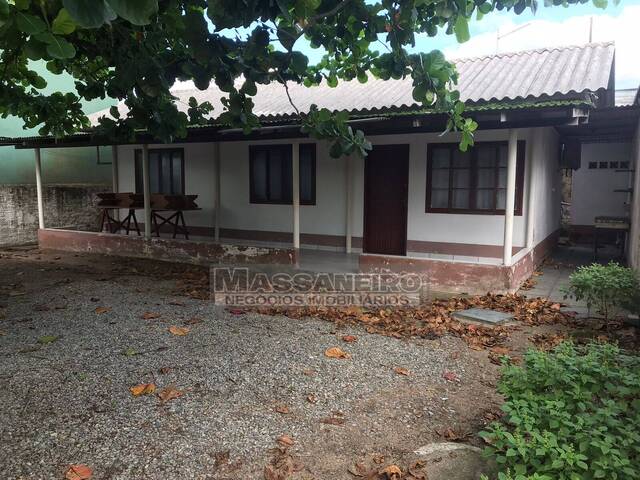 Casa à 50 Metros da Lagoa no Centro em Barra do Sul Sc